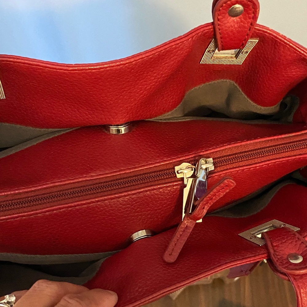 π FREE Jessica Leather Shoulder Bag - Picture 12 of 14